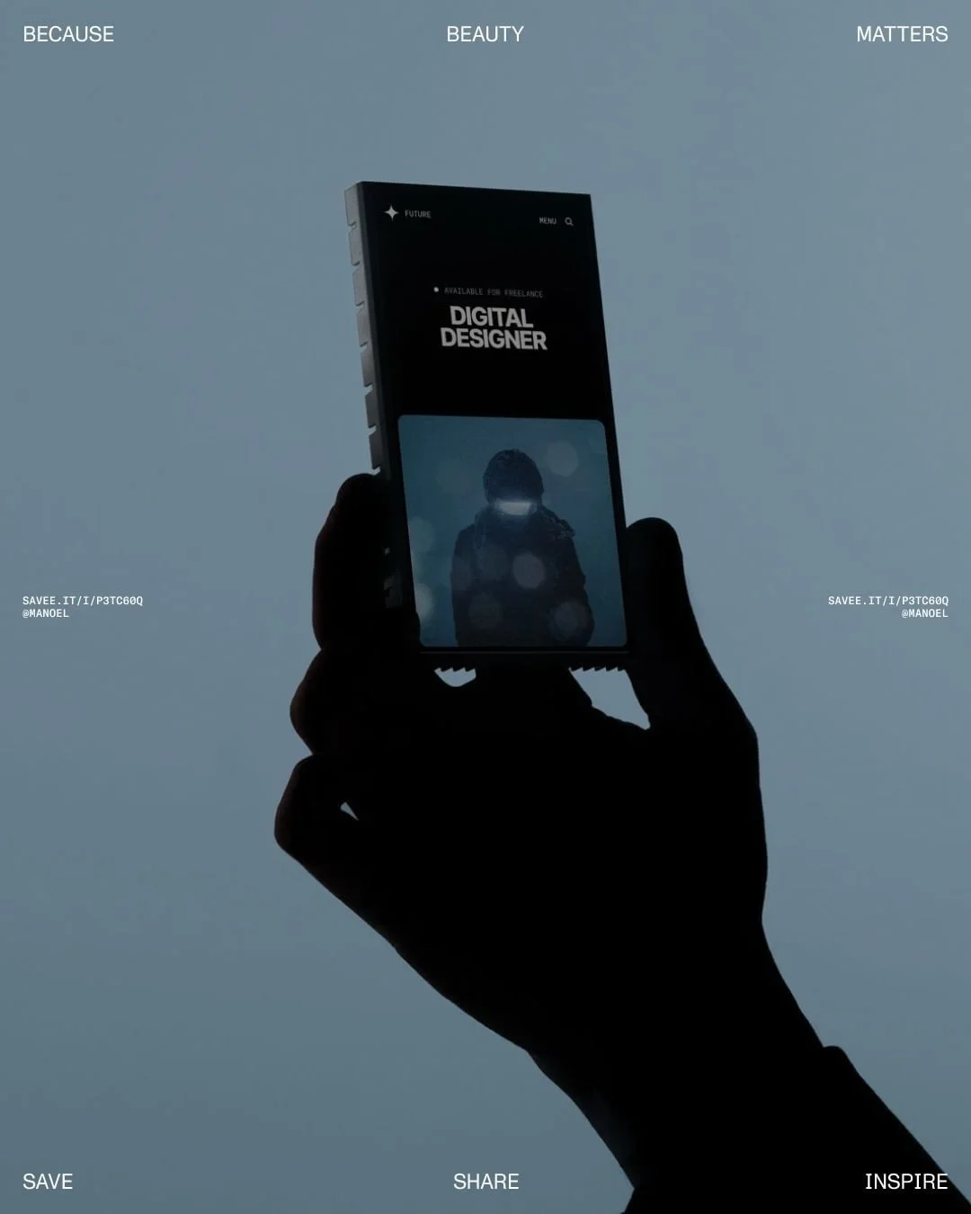 Ręka trzyma telefon z tekstem "Digital Designer".