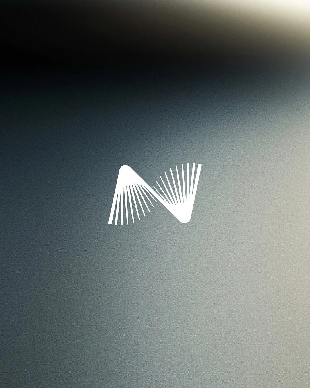 Biały symbol "N" na ciemnym tle.